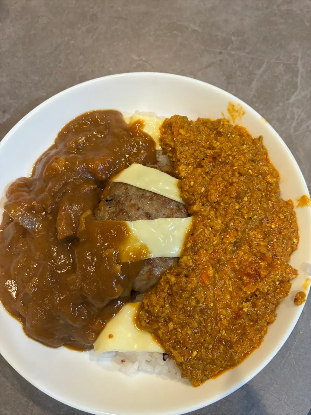 チーズハンバーグあいがけカレー