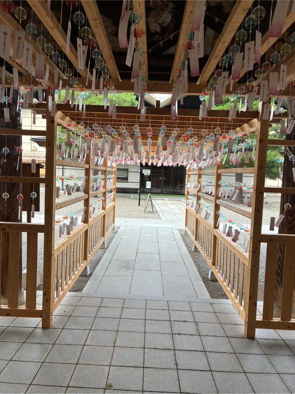 風鈴の多い神社(朝)